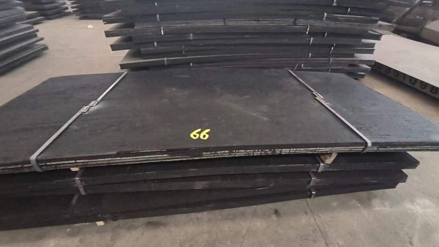 Hardfacing wear-resistant pipe